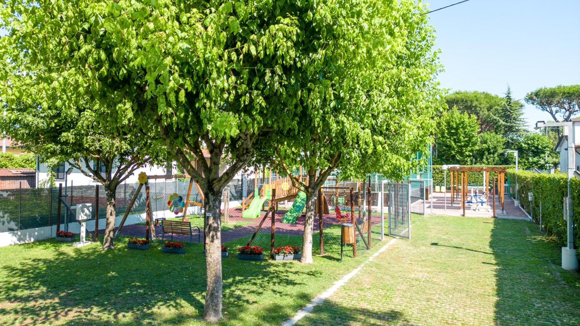Camping Apuano Marina di Massa Bagian luar foto